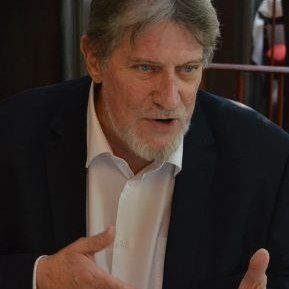 File:Luis Hierro en entrevista.jpg