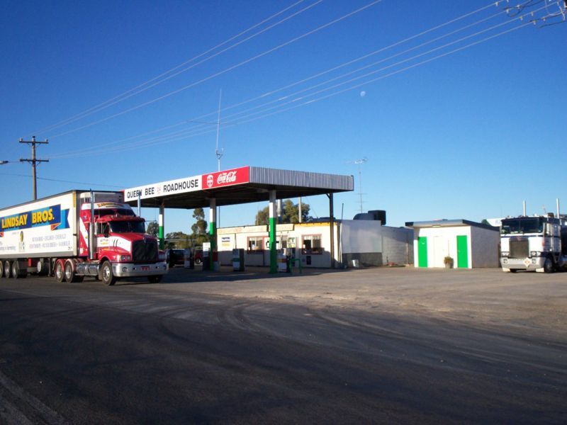 File:Queen Bee Roadhouse Ouyen.jpg