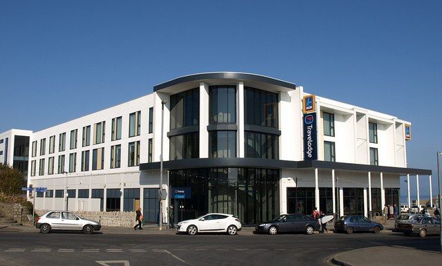 File:Travelodge, Newquay - geograph.org.uk - 1758700.jpg