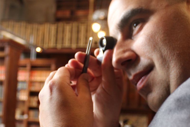 File:Vashi Dominguez inspecting diamonds.jpg