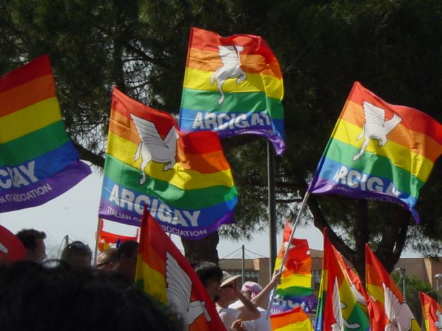 File:Arcigay - bandiere dell'Arcigay a Grosseto (2004).jpg