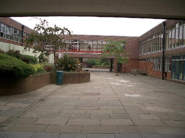 File:BedfordModernSchoolQuads.JPG