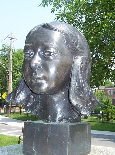 File:Gwendolyn MacEwen sculpture, Gwendolyn MacEwen Park..jpg