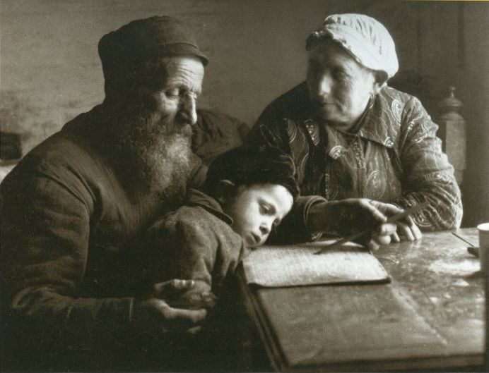 File:Jew teaches his grandson to read.jpg