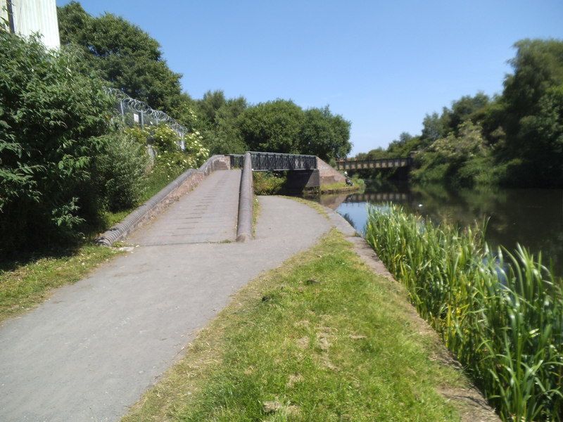 File:Junction Footbridge - geograph.org.uk - 3551340.jpg