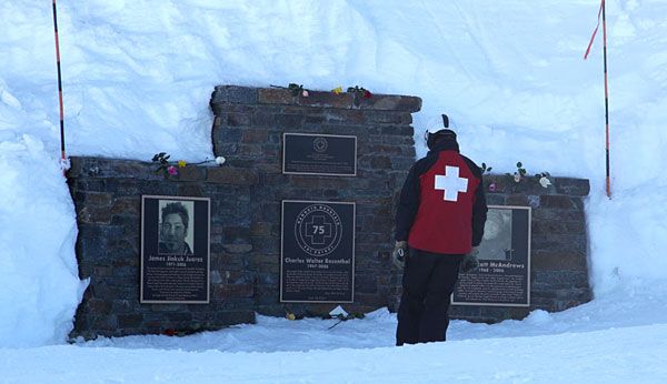 File:MammothMountain PatrolMemorial.jpg