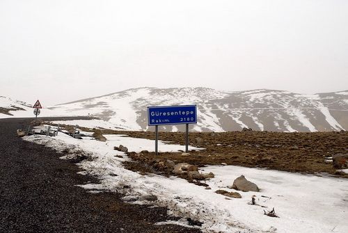 File:Road sign of Güresentepe Pass.jpg