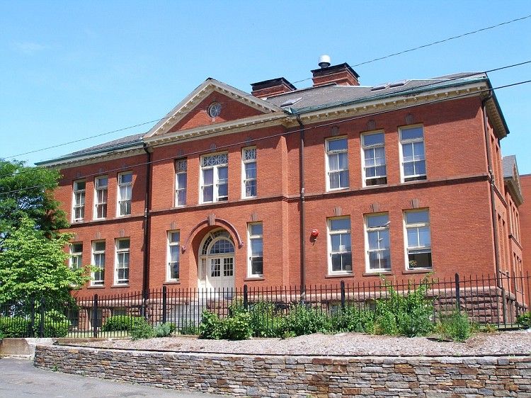 File:StMarysParochialSchoolNewBritainCT.jpg