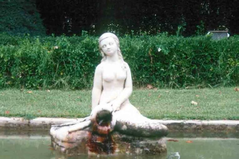 File:Fuente de la Sirena.jpg