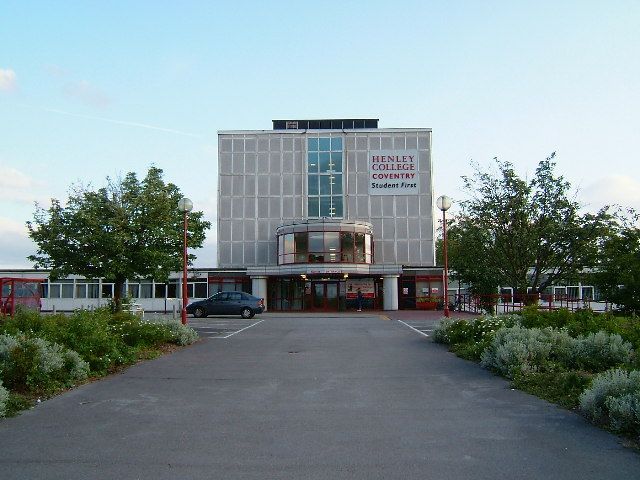 File:Henley College - geograph.org.uk - 18361.jpg