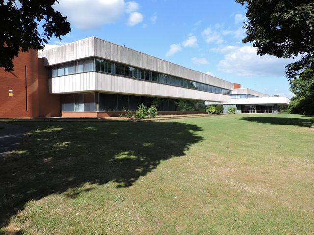 File:Hounslow Civic Centre (geograph 4547407).jpg