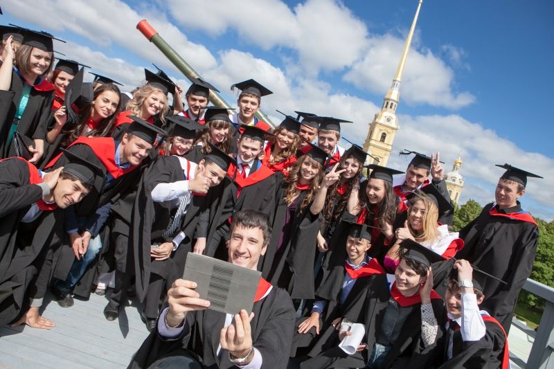 File:ITMO alumni selfie.jpg