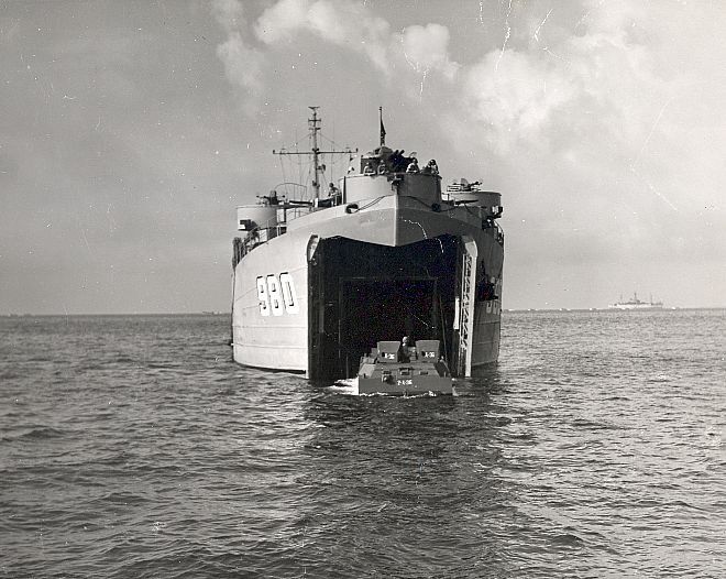 File:LST-980-unloads-an-LVT.jpg