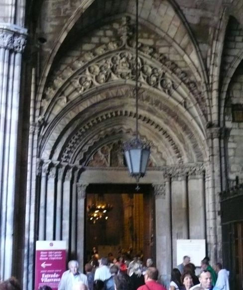 File:Porta claustre catedral de Barcelona.jpg