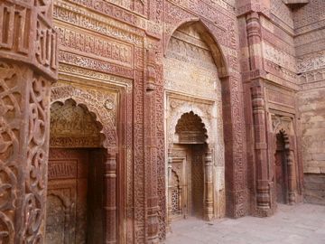 File:Iltutmish's tomb (3362784179).jpg