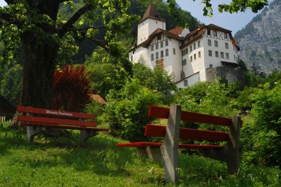 File:Schloss Wimmis im Frühling.jpg