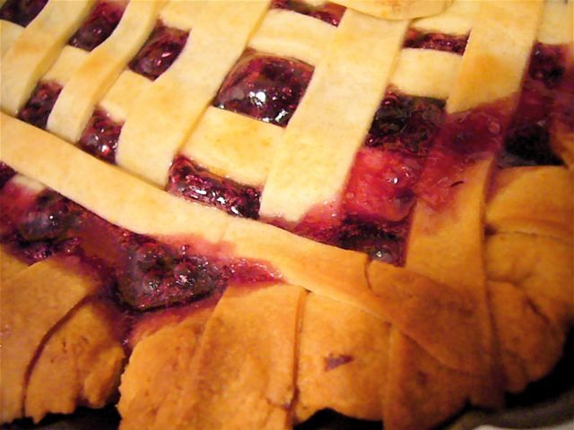 File:Blueberry and huckleberry pie with lemonzest crust.jpg