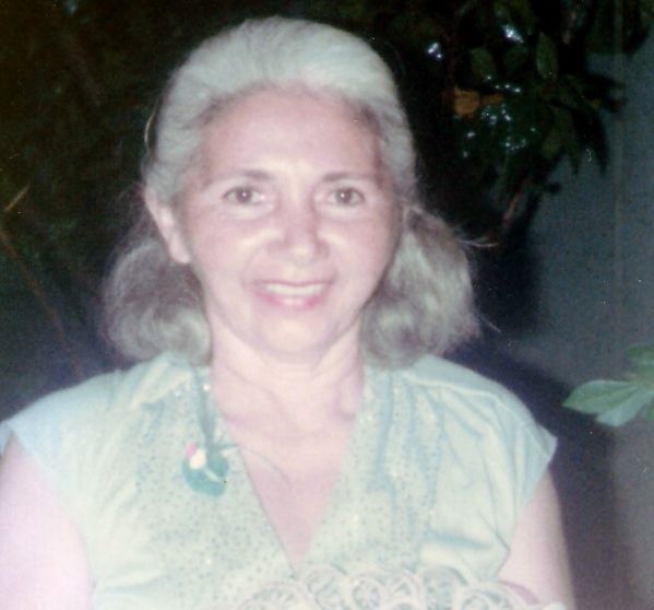 File:Escritora Angela Valle.jpg