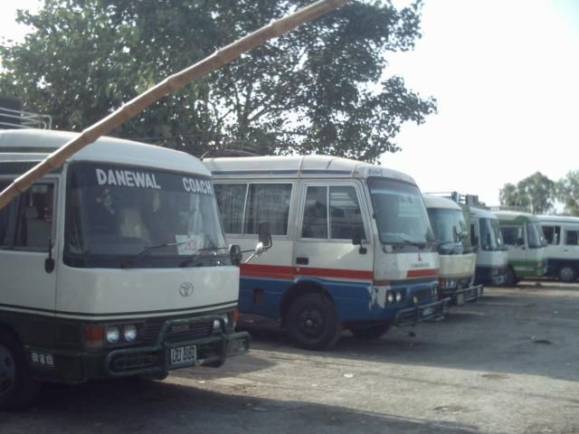 File:Iqbal park tourist buses.jpg