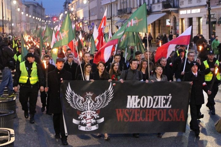 File:Marsz Młodzieży Wszechpolskiej w 2013 roku.jpg