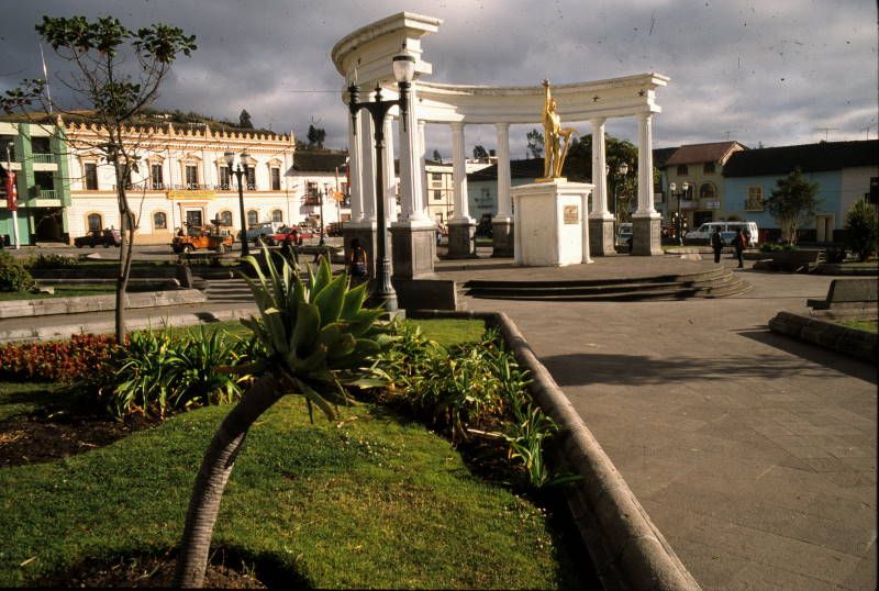 File:Parque de San Gabriel, Carchi, Ecuador.jpg