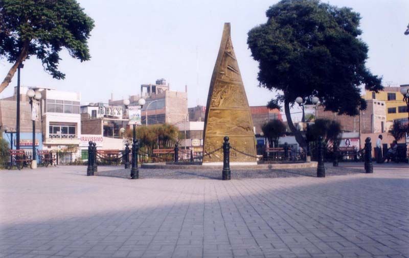 File:Plaza de armas de Huaral.jpg