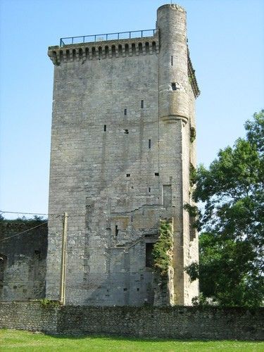 File:Tour de l'Honneur de Lesparre.jpg