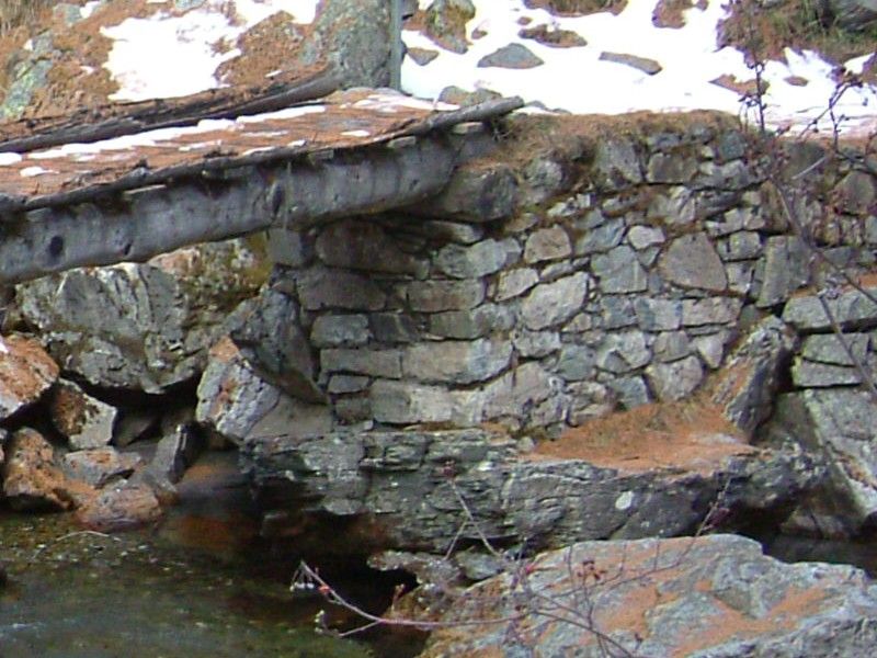 File:Vallorcine bridge abutment 2003-12-13.jpg