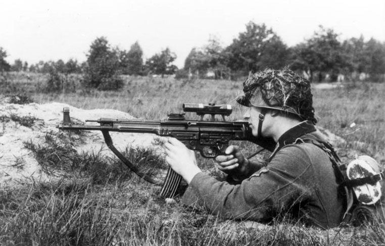 File:Bundesarchiv Bild 146-1979-118-55, Infanterist mit Sturmgewehr 44.jpg