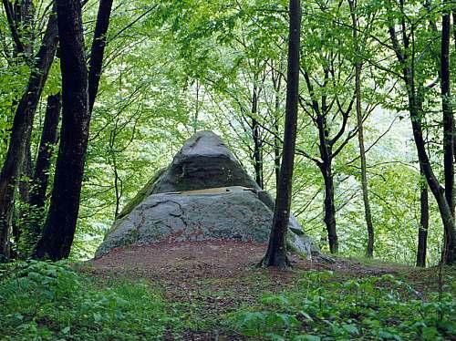 File:Dolmen pyramid in Mamed canyon.jpg