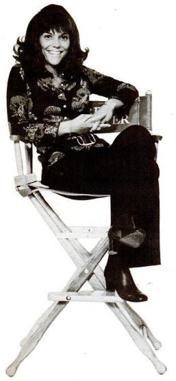 File:Karen Carpenter on chair.jpg