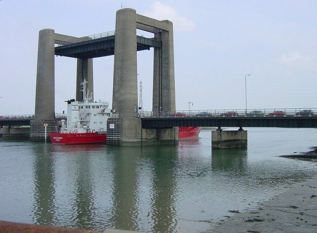 File:Kingsferry Bridge - geograph.org.uk - 4251.jpg