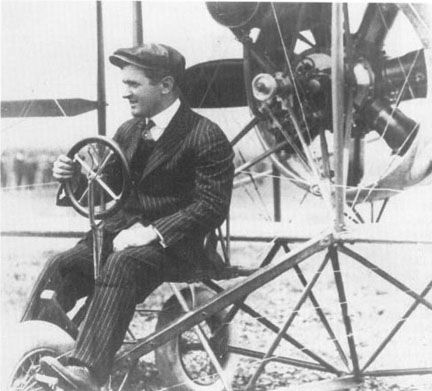 File:Lincoln Beachey in his plane.jpg