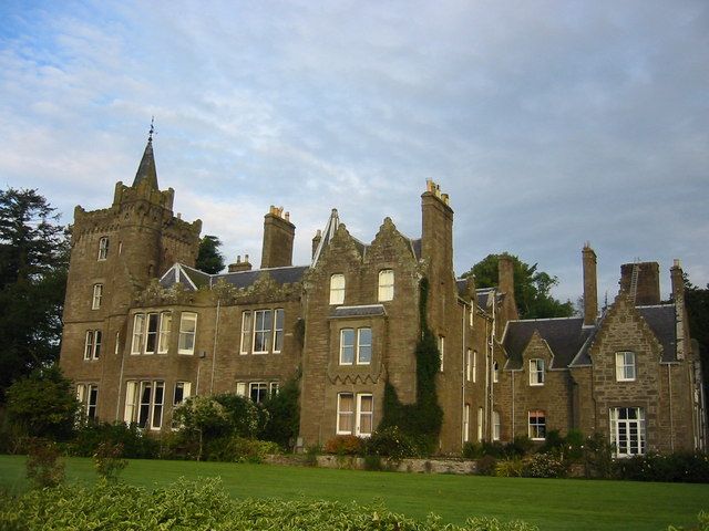 File:Finavon Castle.jpg