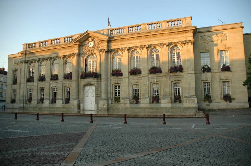 File:Mairie de Beauvais.jpg