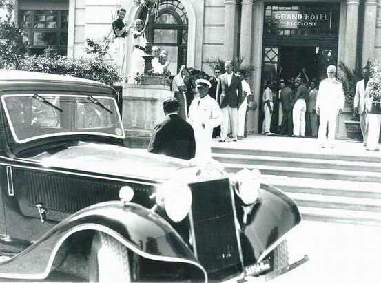 File:Mussolini al Grand Hotel Riccione, 1935.jpg