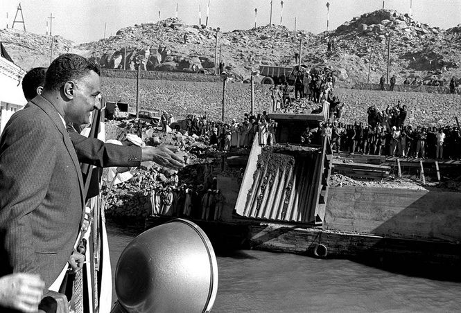 File:Nasser observing Aswan Dam construction.jpg