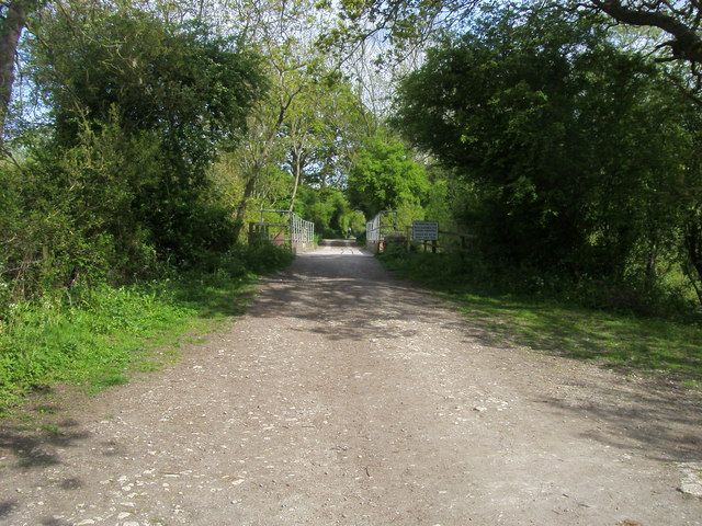 File:Thames Path - geograph.org.uk - 2201012.jpg