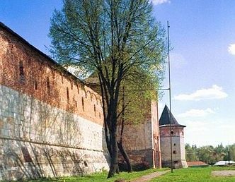 File:Zaraysk kremlin wall west.jpg