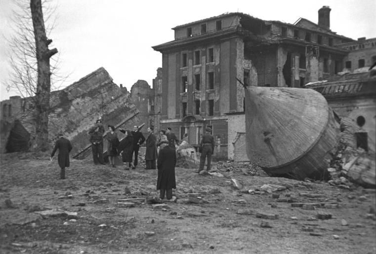 File:Bundesarchiv Bild 183-M1204-318, Berlin, zerstörte Reichskanzlei.jpg