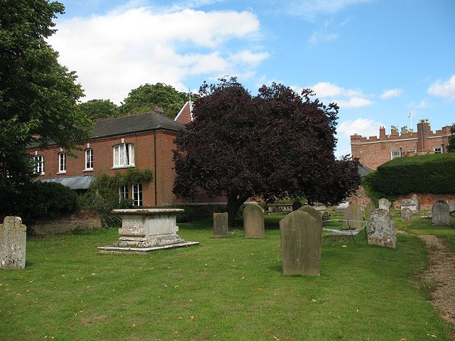 File:Hunsdon House - geograph 1445429.jpg