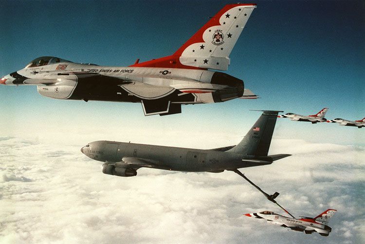 File:KC-135E Washington ANG refuels USAF Thunderbird F-16s.jpg