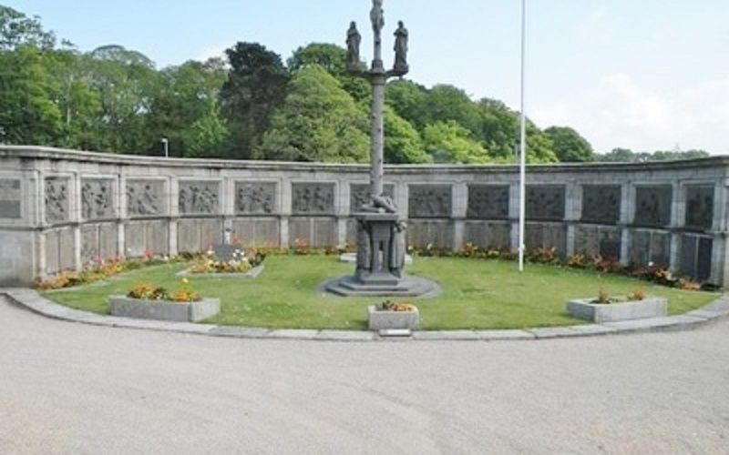 File:Le monument aux morts de Saint-Pol-de-Léon.jpg