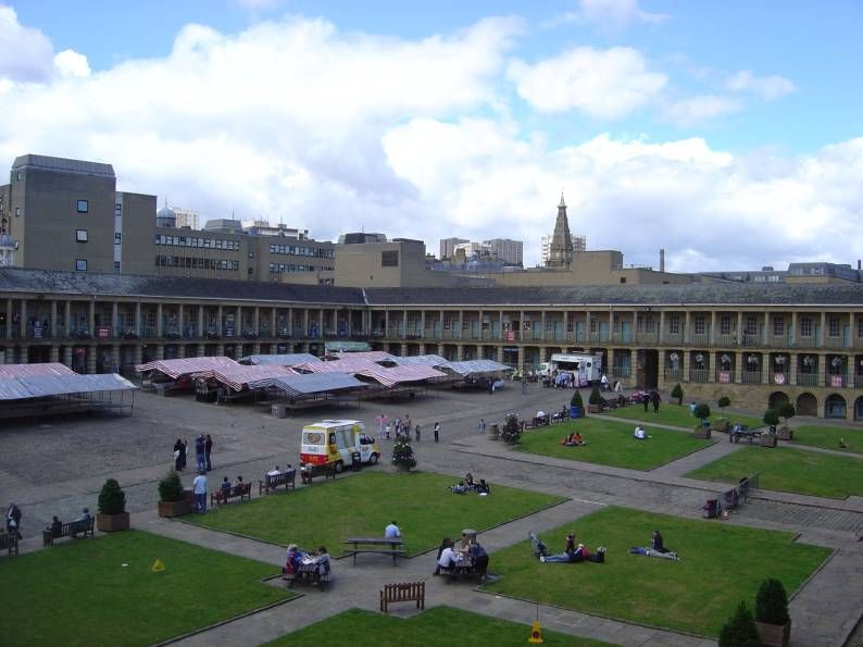 File:Piecehallinterior050805.jpg