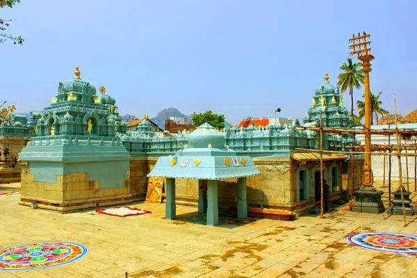 File:SRI-PATTABJI-RAMA-SWAMY-VARI-TEMPLE-Valmikipuram.jpg