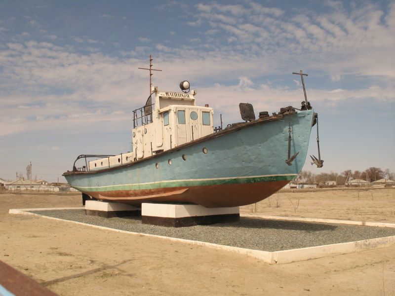 File:Vissersboot als 'monument' (3417835912).jpg