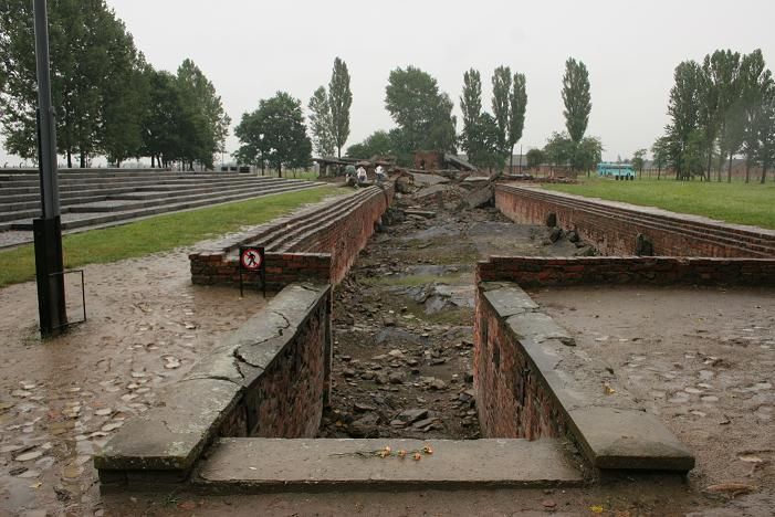 File:Auschwitz - Overblijfselen gaskamers.jpg