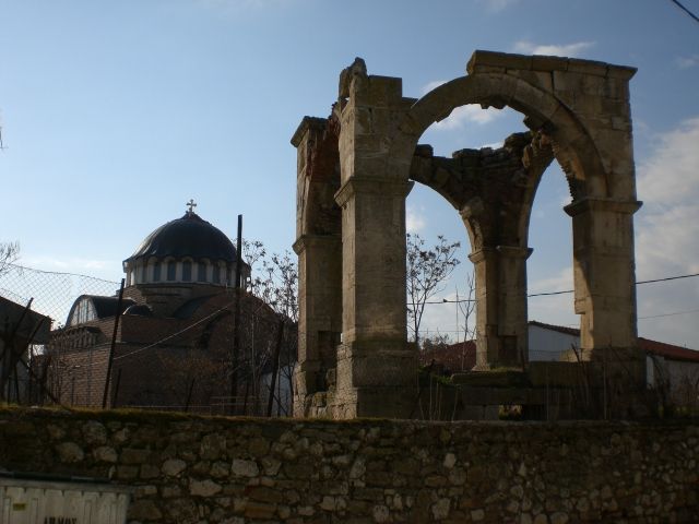 File:Church and arch in Didymoteicho, Evros.JPG