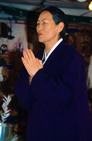 File:Schamanin Kim Kum-hwa.jpg