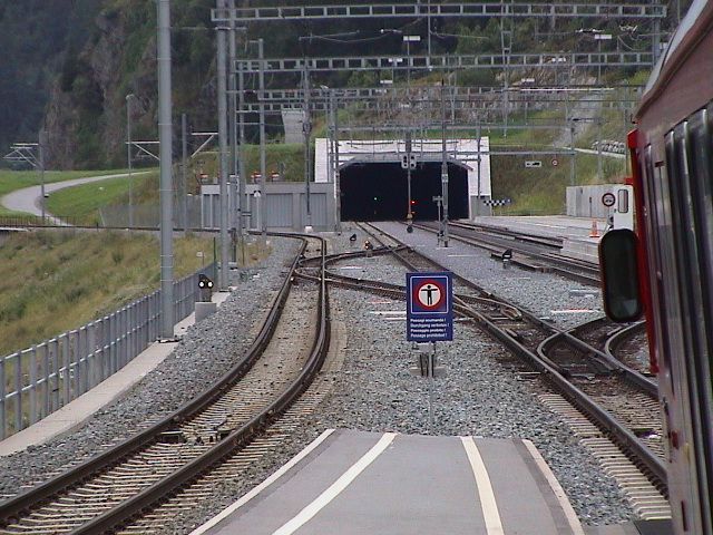 File:Vereina tunnel einfahrt sagliains1.JPG